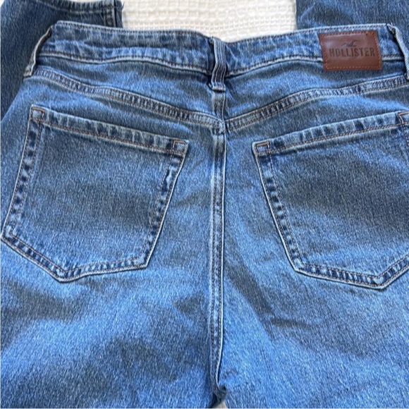 Denim - Ultra High-Rise Medium Wash Mom jeans size 8